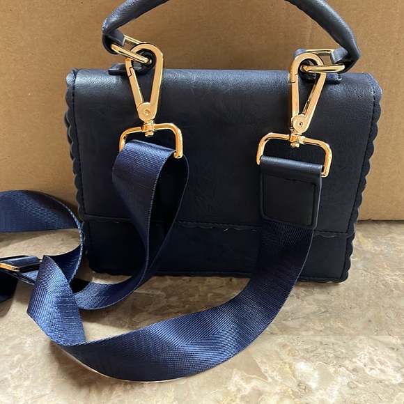 NIEMAN MARCUS NAVY BLUE SMALL PURSE CLUTCH HAND BAG WITH GOLD HARDWARE - Picture 2 of 4